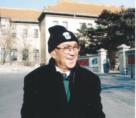 因为|谢晋:3个儿子,2个智障,1个肺癌,去世后刘晓庆用布袋送钱