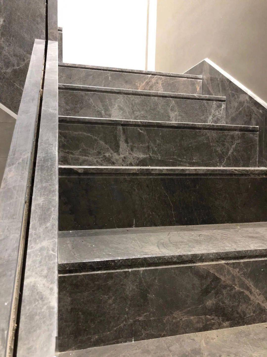 大理石楼梯玻璃栏杆的造型方式及施工要点