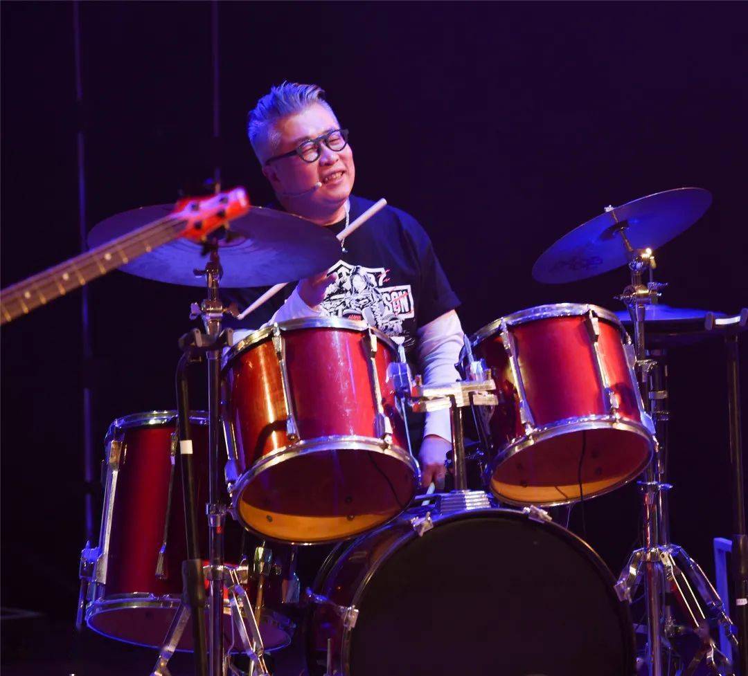 北京台春晚舞台小柯老师献唱钟鼓楼来线下看小柯老师出演音乐剧西大钟