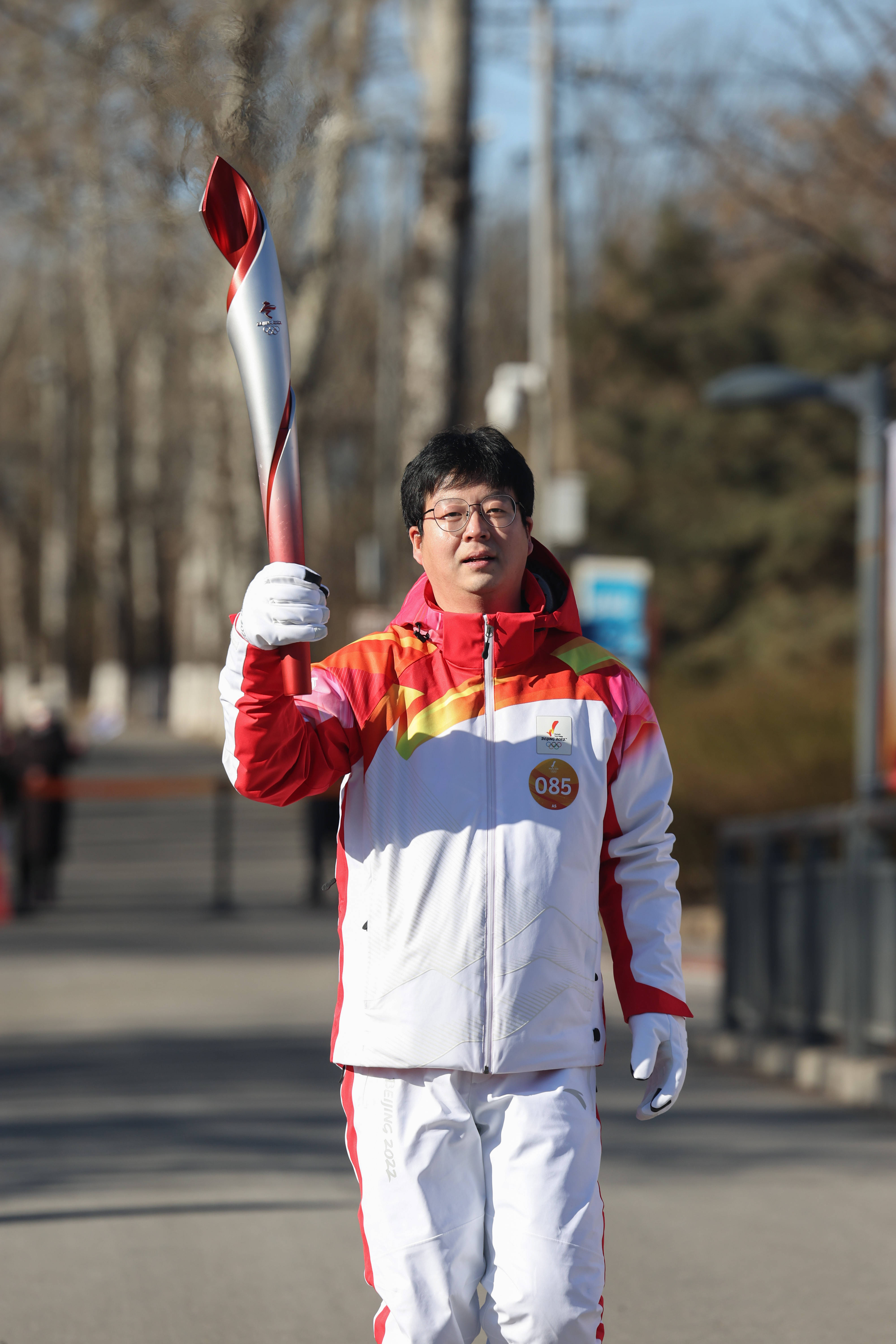 北京冬奥会火炬在奥森公园传递