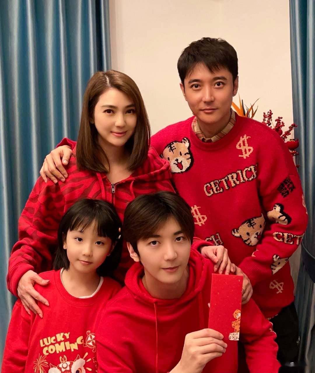 洪欣新年晒一家四口合照老公张丹峰罕见出镜22岁儿子越发帅气