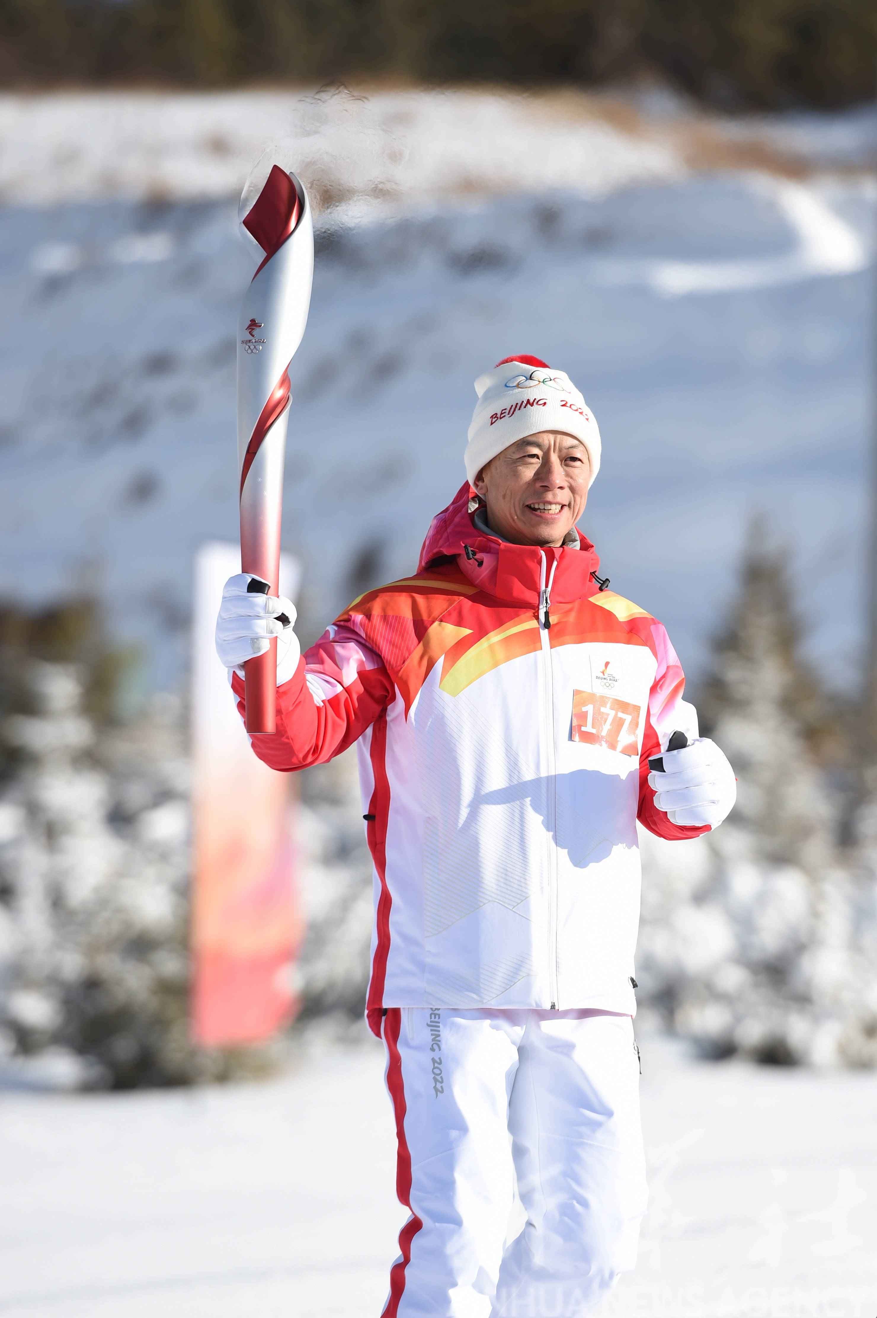 2月3日,火炬手温信祥在火炬传递中.2月3日,火炬手潘艳雪在火炬传递中.