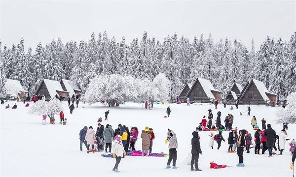 大年|迎冬奥过大年|重庆武隆20cm厚雪点燃游客热情