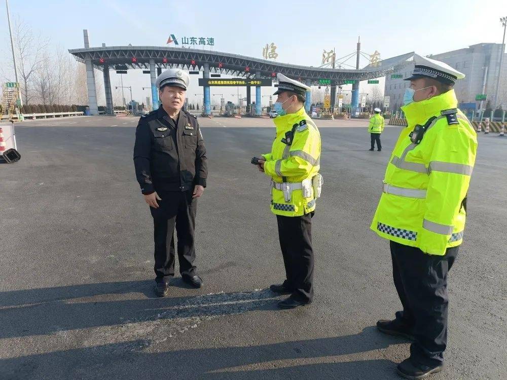 春节我在岗临沂高速交警平安守护不打烊