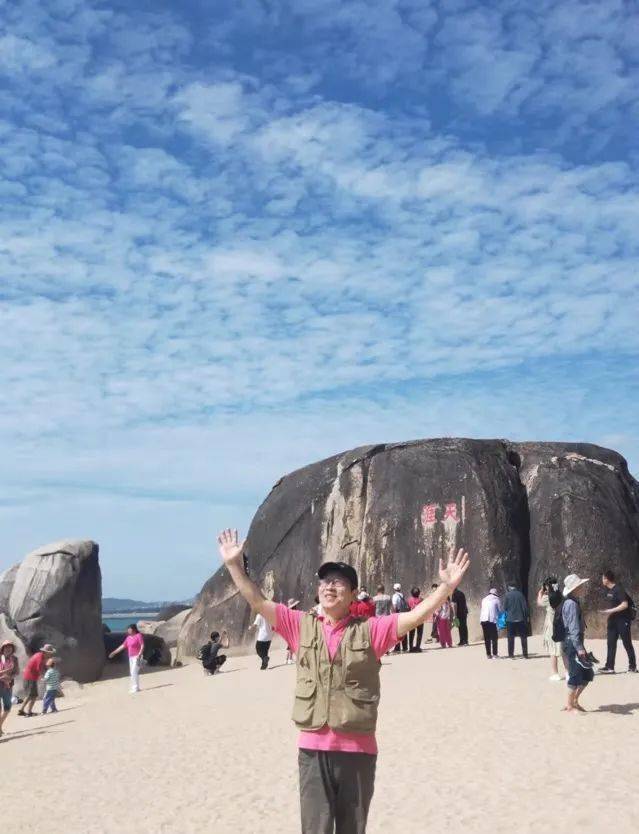 阿康在海南拥抱蓝天作者简介:张道康 男 八十年代毕业于南京师范大学