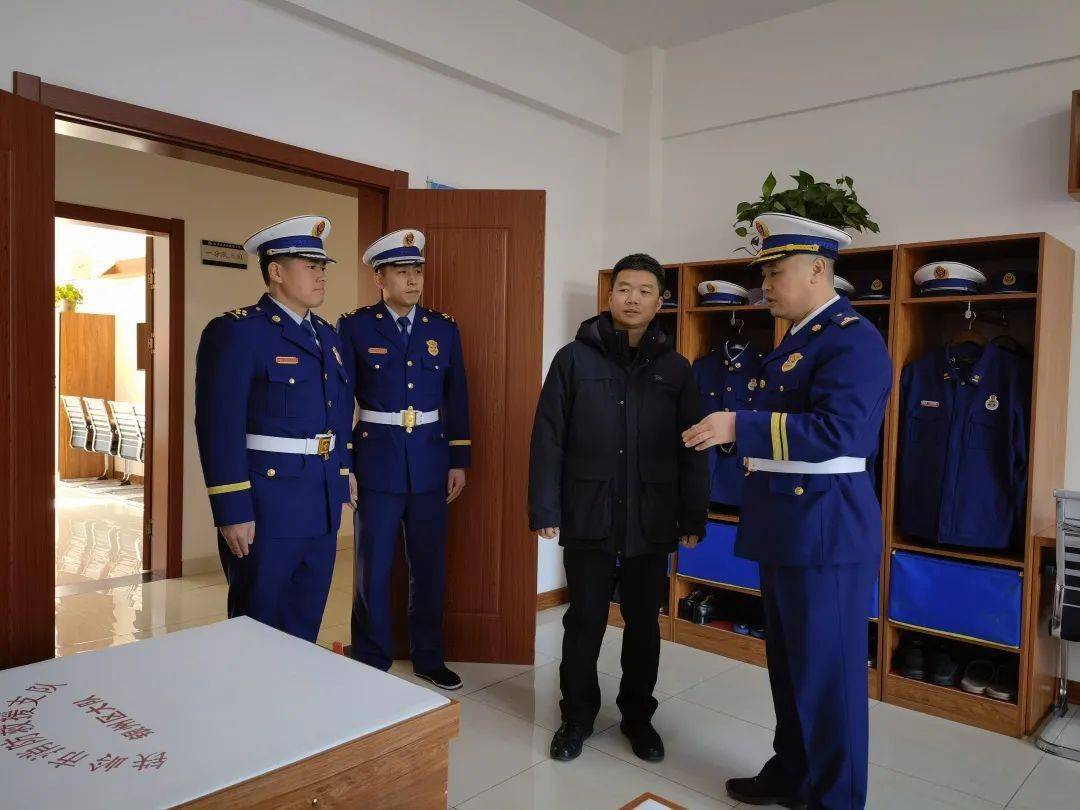 银州区区委副书记区长张大伟深入银州区消防救援大队看望全体消防救援