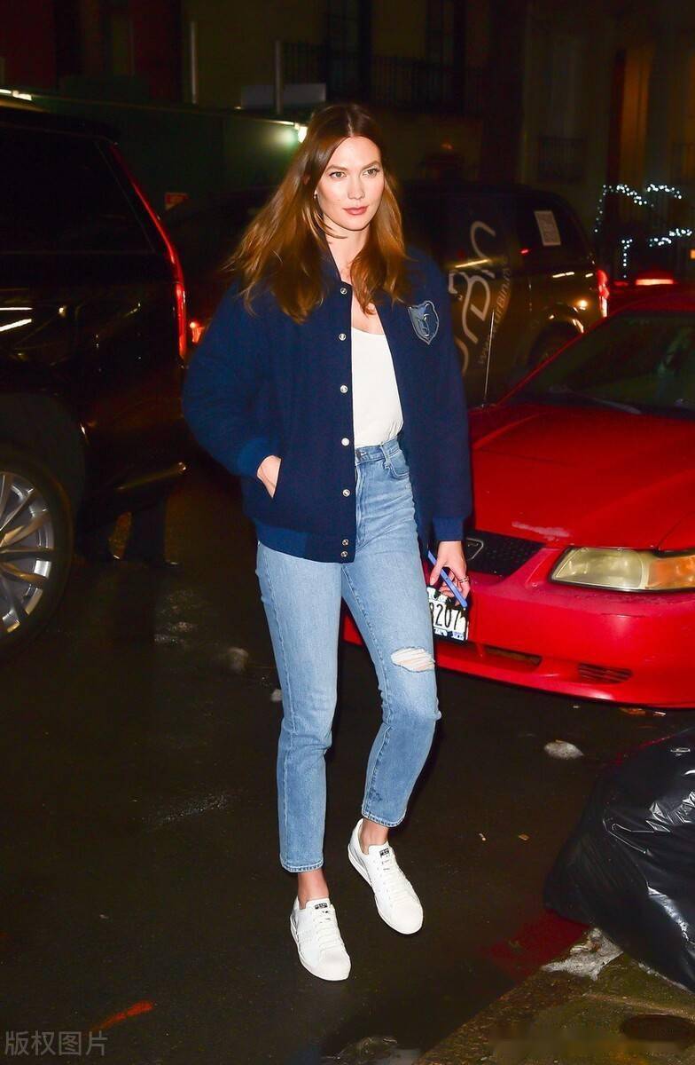 街拍卡莉克劳斯白色t恤棒球夹克牛仔裤小白鞋简约时尚