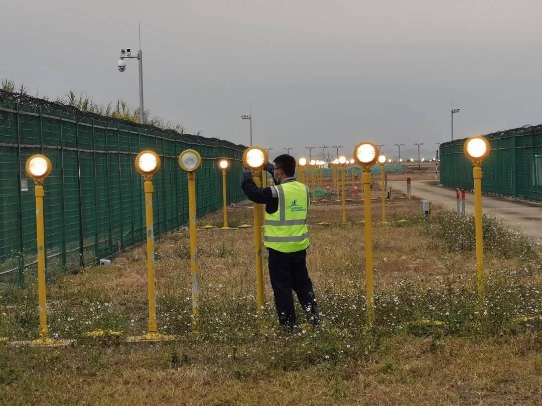 新春走基层白云机场灯光人守护灯光为每一架飞机引航