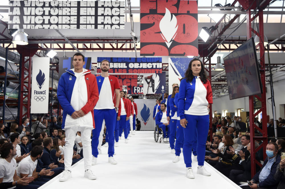 露露 冬奥会开幕式羽绒服火了!中国队安踏、加拿大露露乐蒙、 意大利阿玛尼……你中意哪一款?