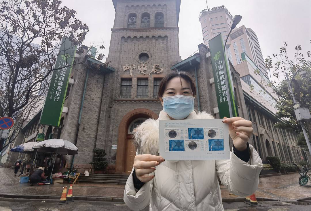 《第24届冬季奥林匹克运动会开幕纪念》纪念邮票发行成都邮迷起早排队购买