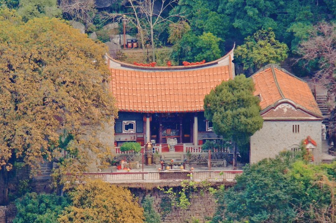 又名伏虎岩寺,昆山寺,位于泉州市泉港区.