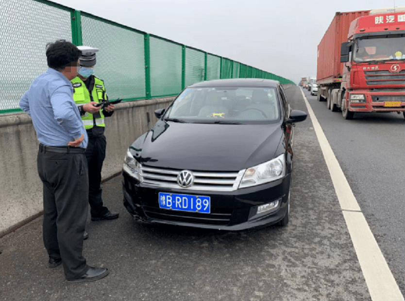曝光春运期间违法占用应急车道的车辆扣6分罚200