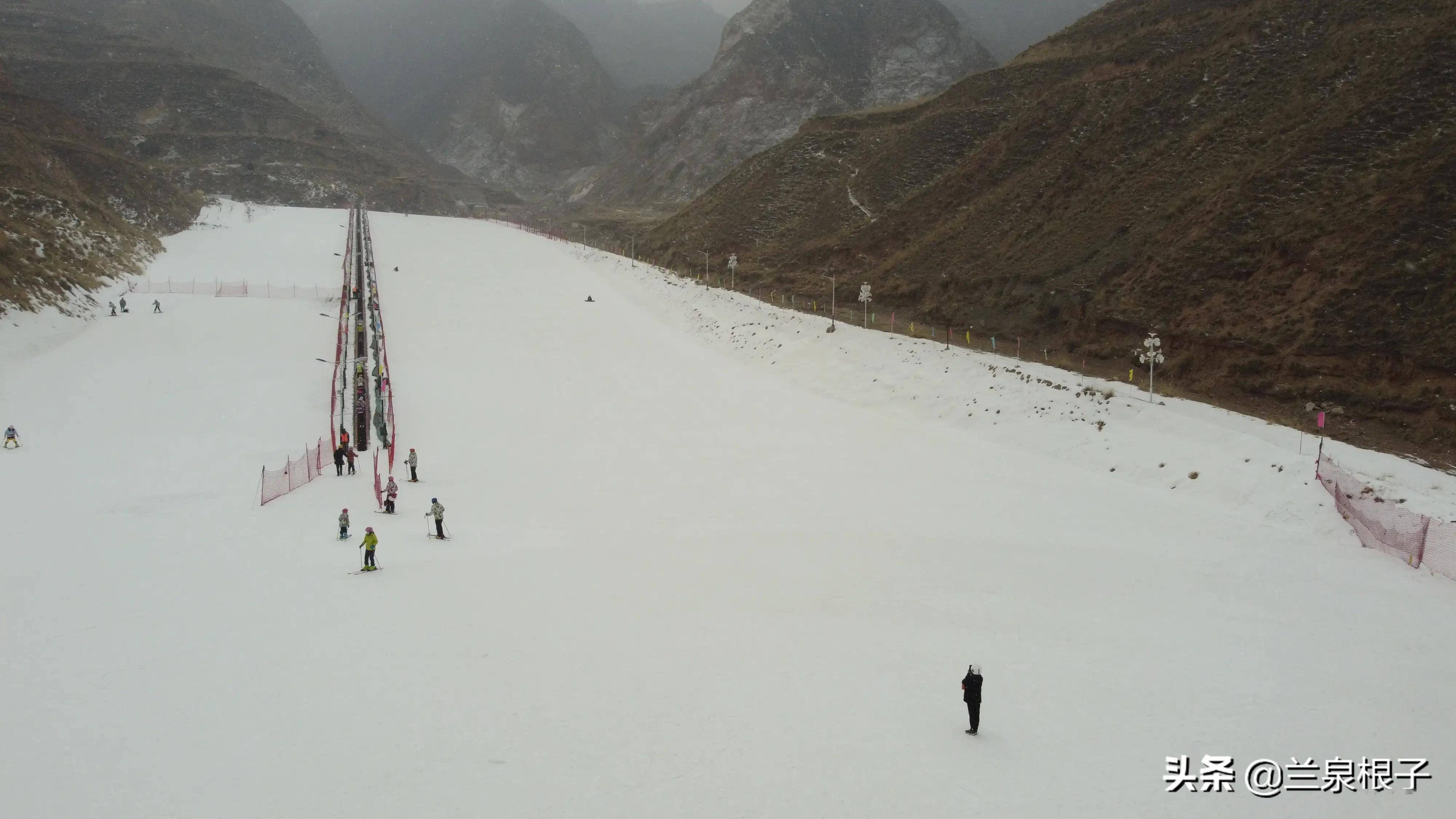 走进兰州银山七彩谷感受滑雪乐趣_天气_阿干镇_滑姿