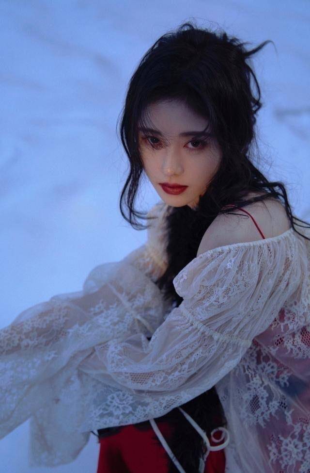 红裙冷艳味道十足鞠婧祎上演雪地写真网友无法自持