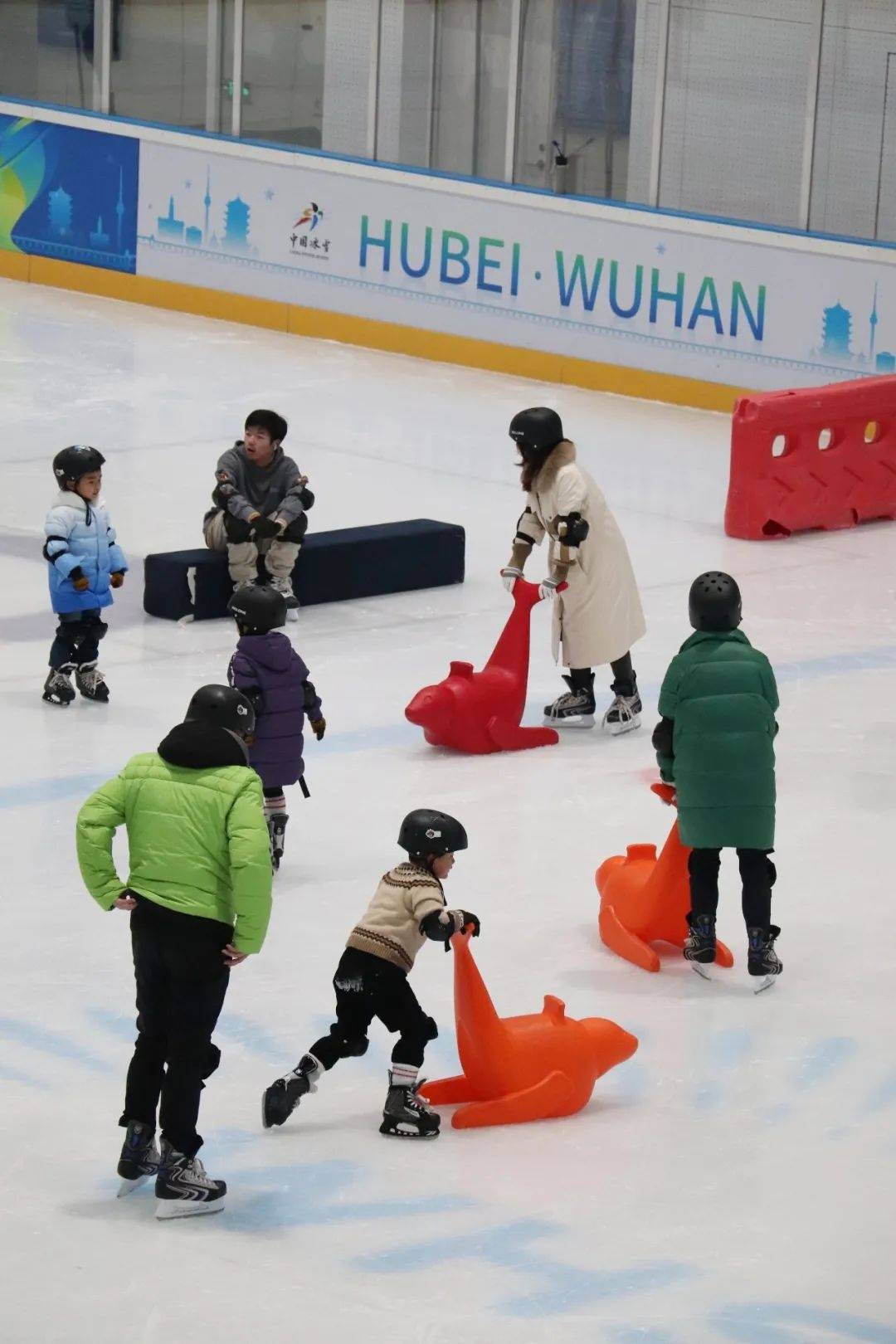 武汉人的冰雪奇缘：有的四岁半开始学花滑，有的九岁可以完成二周跳，有的大学课余来练习_运动_冰场_雪娃