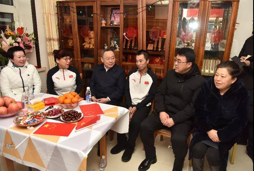 市委书记|夺金当晚，市委书记、市长到范可新家中，向家属祝贺！