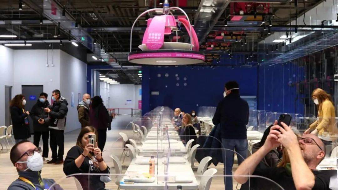 北京冬奥会全智能餐厅火了面条无人机冰淇淋机器人外媒像科幻电影多图