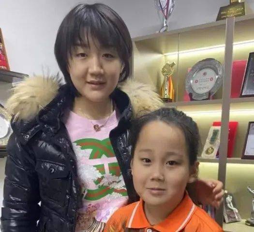 陈梦拜年好忙:携爸妈探望恩师,合影表哥黄晓明,比剪刀手笑开花_乒乓球
