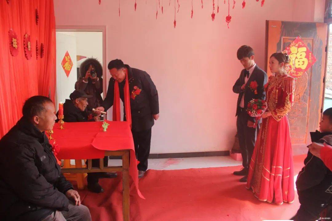 共同为两位新人举行新婚典礼……"在新郎王猛家的小院,涡阳县红白理事