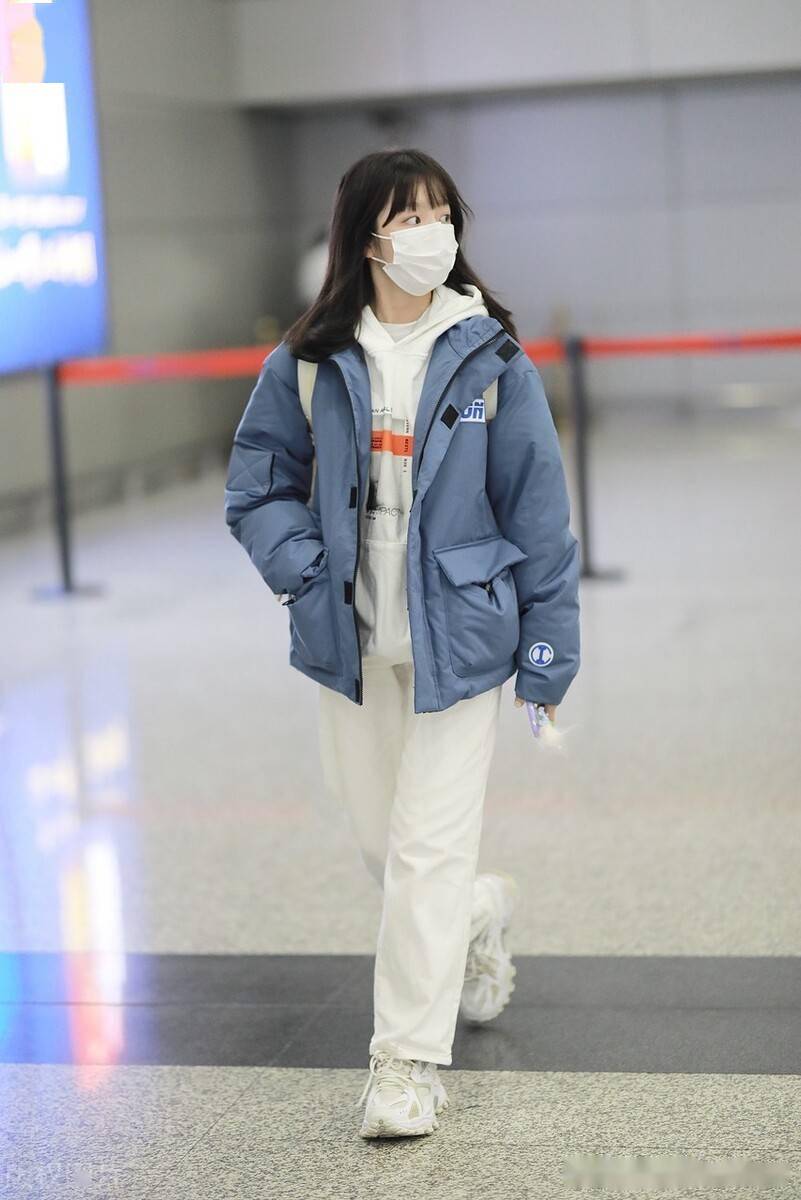 朱林雨现身成都机场素颜更显青春稚气好似邻家妹妹