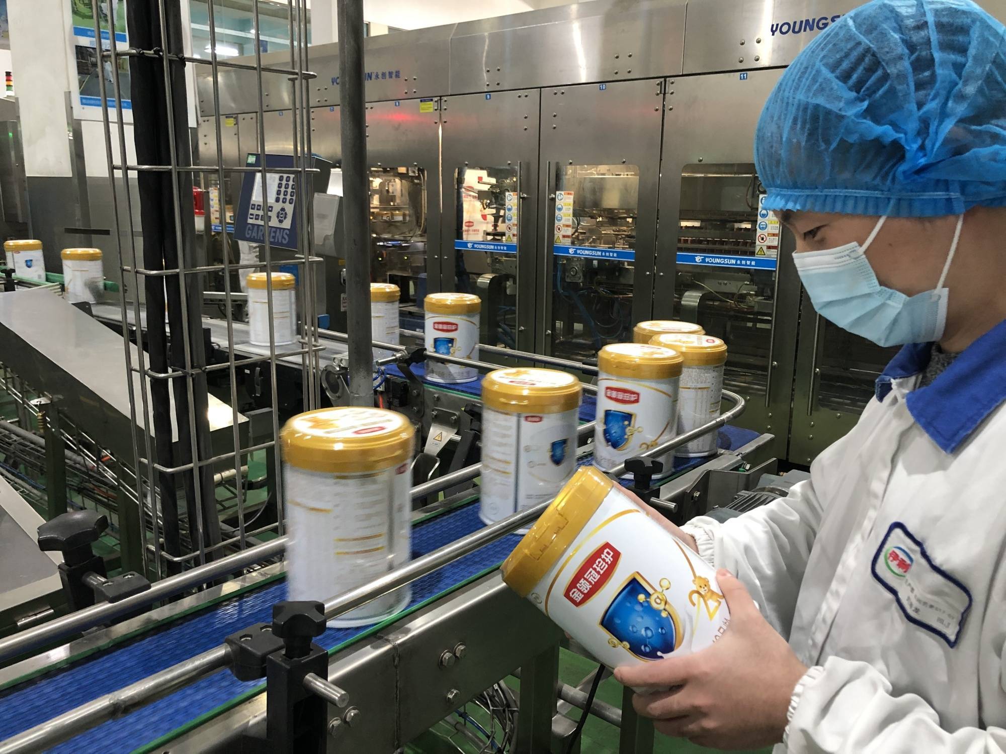 伊利集团奶粉事业部天津工厂的生产车间内早已是一派热火朝天的工作