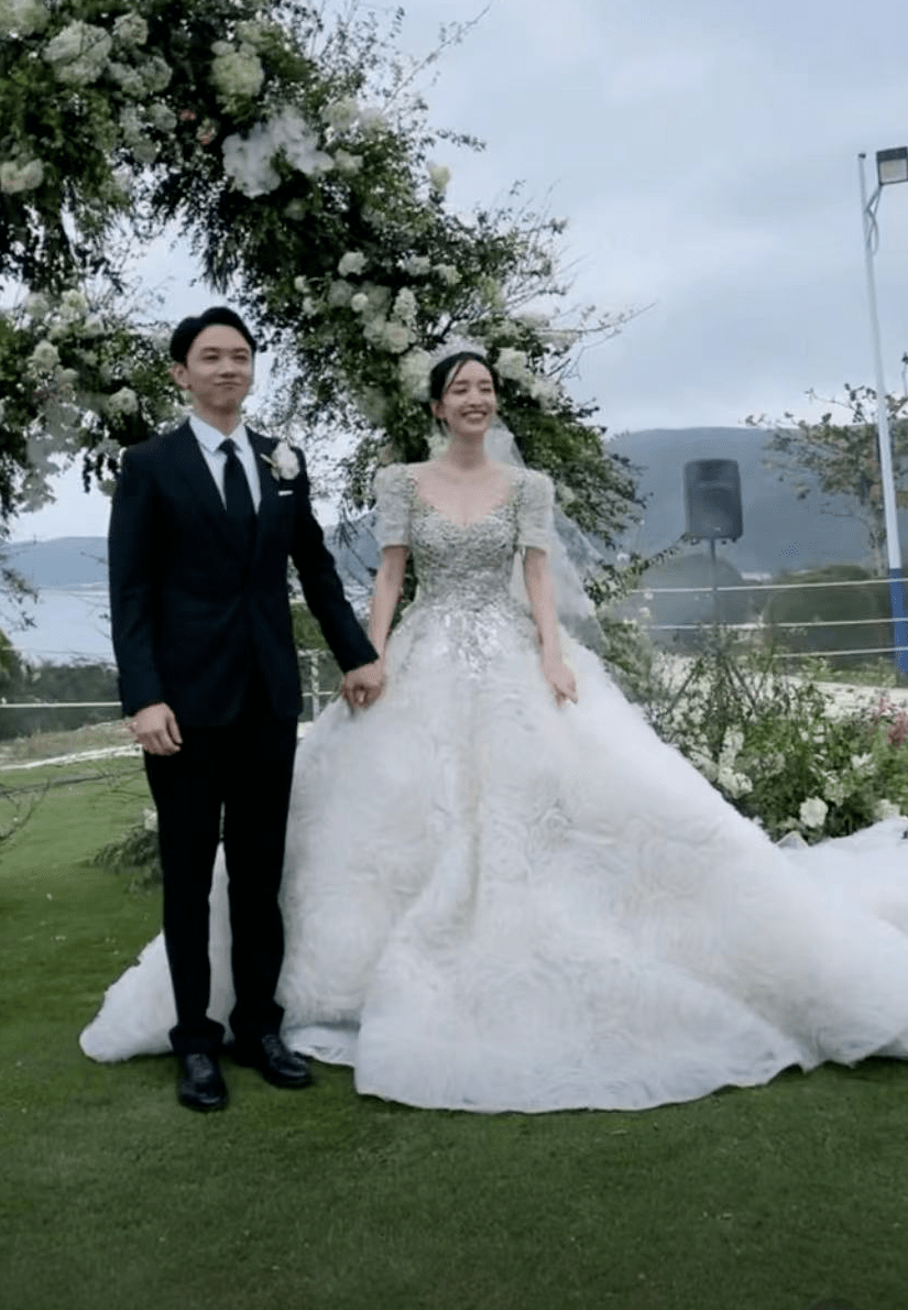 新年首位女星大婚29岁最美洛枳海边出嫁和老公郎才女貌太甜蜜