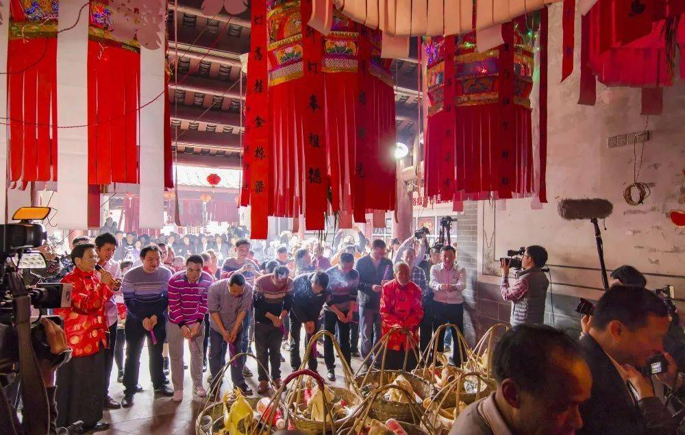 乐快春新余有年年上灯习俗的由来,据说是由于客家人为了避免战乱和