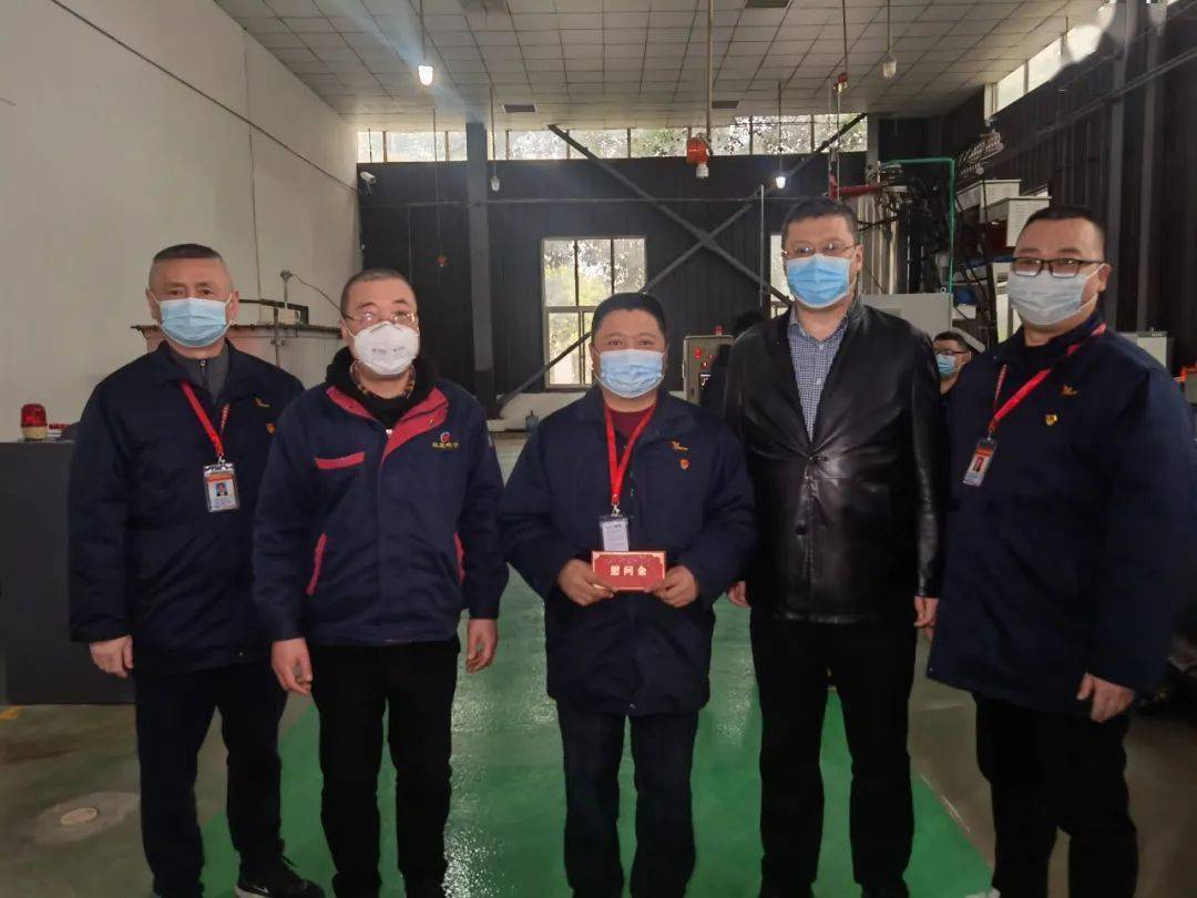 长虹控股集团jg总监杨艳辉看望慰问红星电子春节加班员工