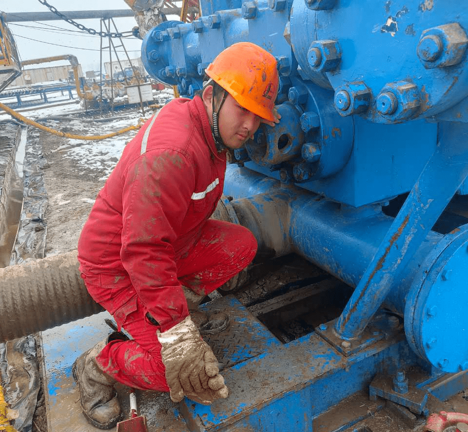 披上了一层白色的外衣,70619队员工正冒着寒风和雨雪进行起下钻作业