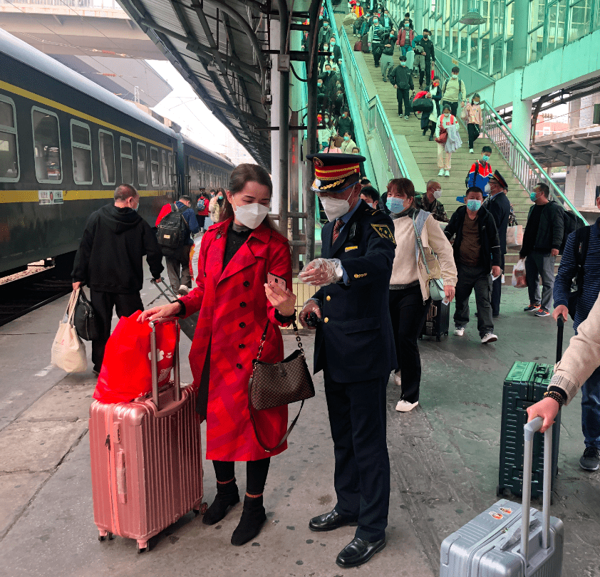由于k728次列车途经疫情中高风险地区,他们严格执行疫情防控工作要求
