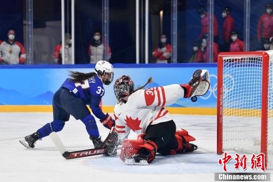冰球|女子冰球小组赛：加拿大队战胜美国队