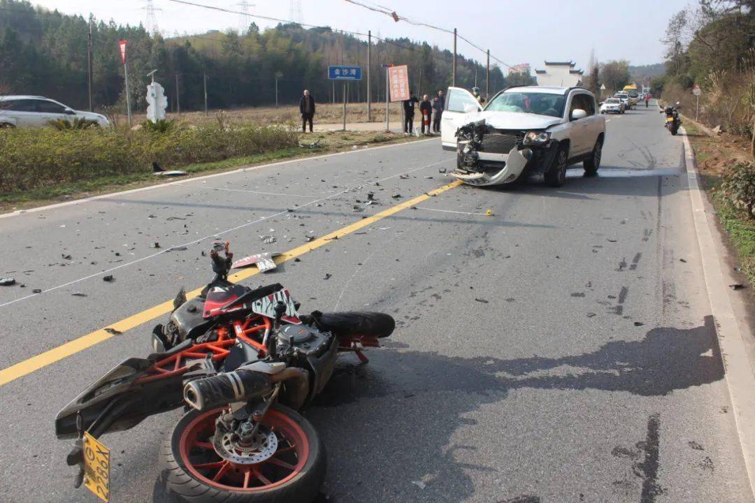 轿车超车撞飞摩托车女骑手
