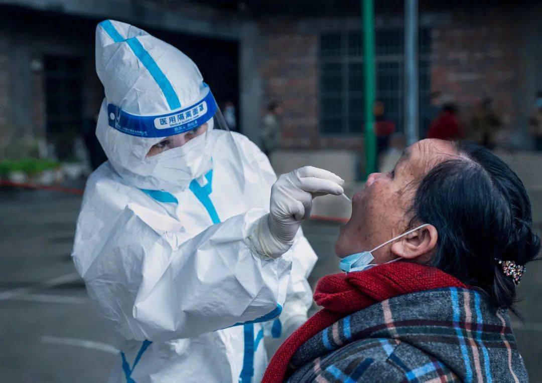 田阳区与时间赛跑医护人员不惧风雨进行核酸采样