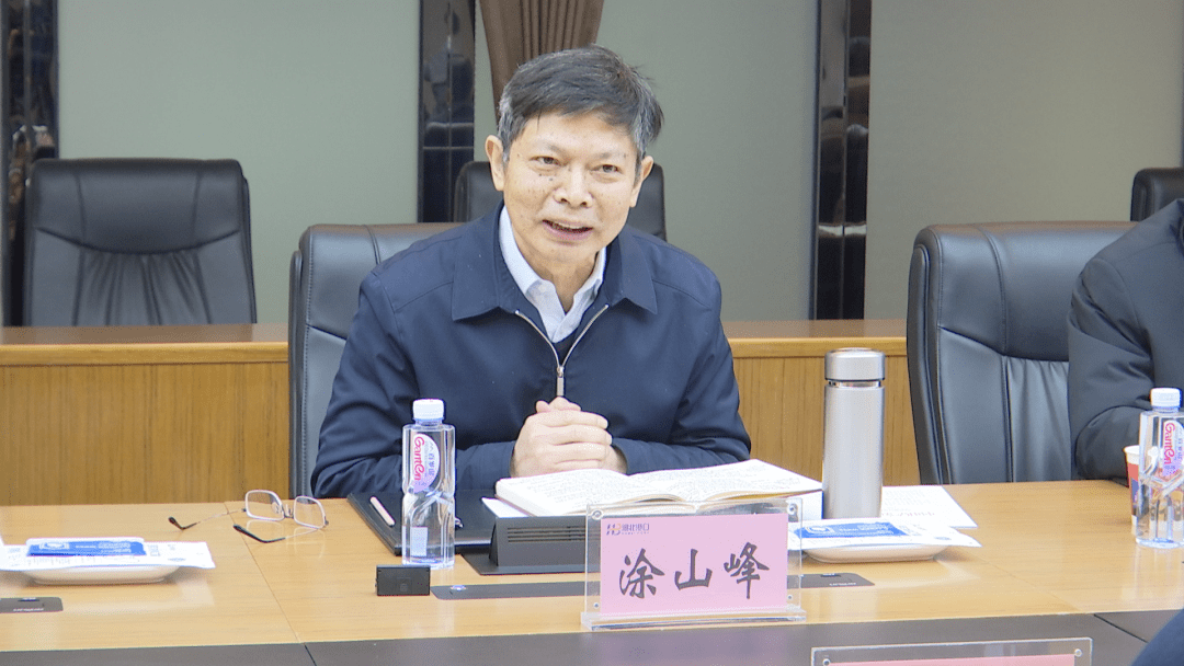 省港口集团党委书记,董事长,总经理涂山峰介绍了2021年生产经营情况.