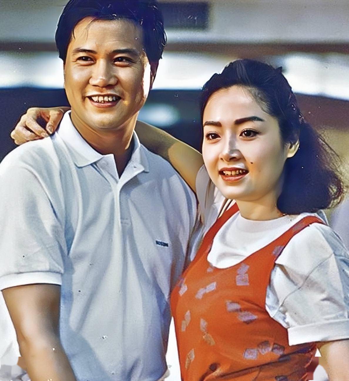 结婚20年!万梓良与娇妻补拍婚纱照,18岁儿子长相斯文打扮朴素_恬妞_内