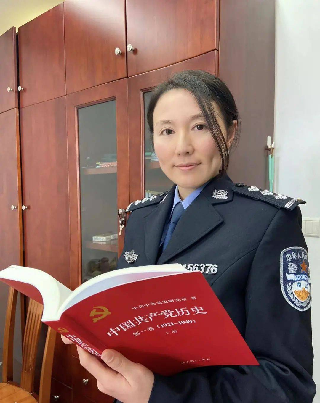 前女足球员换装藏蓝警服她们依然是铿锵玫瑰