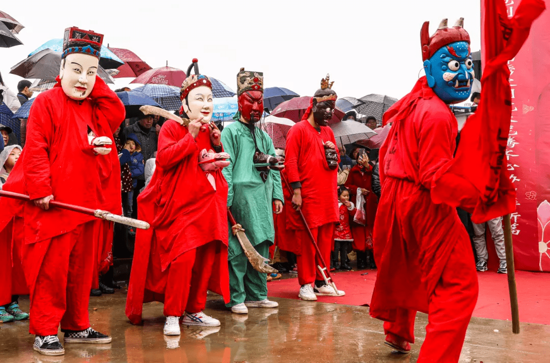 县委常委,统战部长王秀英,副县长龙传南,王丽红到场观看表演.