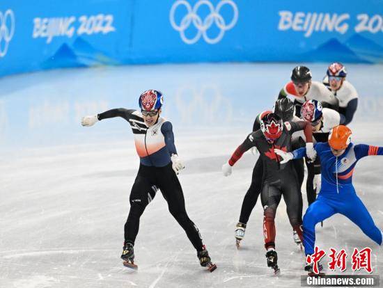 速滑|短道速滑男子1500米决赛：韩国选手黄大宪夺冠