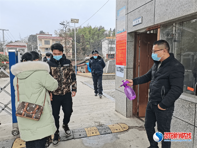 武冈市邓元泰镇中学召开新学期开学工作暨疫情防控工作会议_钟文元_钟
