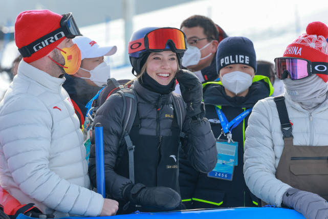 爱凌|单板滑雪赛场，谷爱凌来为队友加油助威了