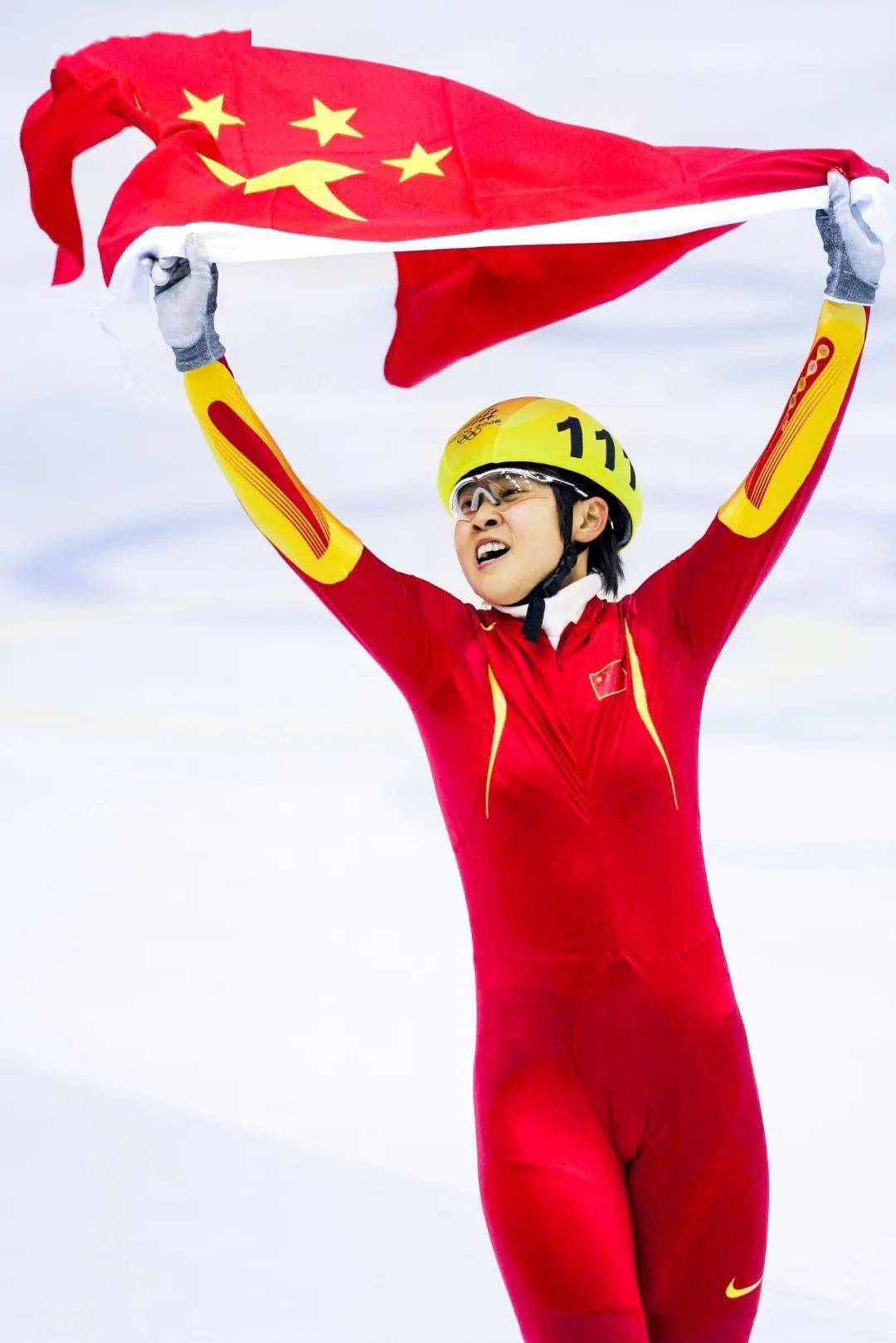 摇篮"2006年都灵冬奥会,短道速滑女子500米决赛王濛摘金举国旗庆祝,图