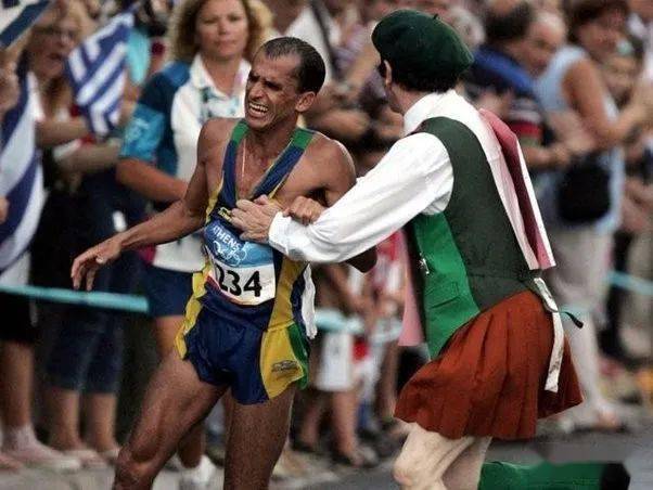 2004 年雅典奥运会马拉松比赛中处于领先地位,当时一个名叫尼尔霍兰的