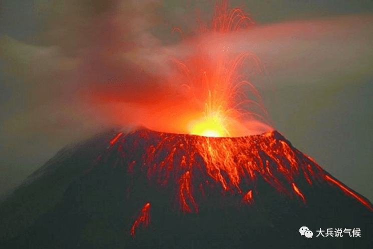 1900年和1902年都曾有过火山活动,喷火口广约800米,深300米,四壁甚陡.