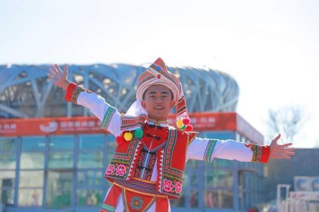 每次训练计步10多千米这位白族阿鹏在北京冬奥会开幕式上传递国旗