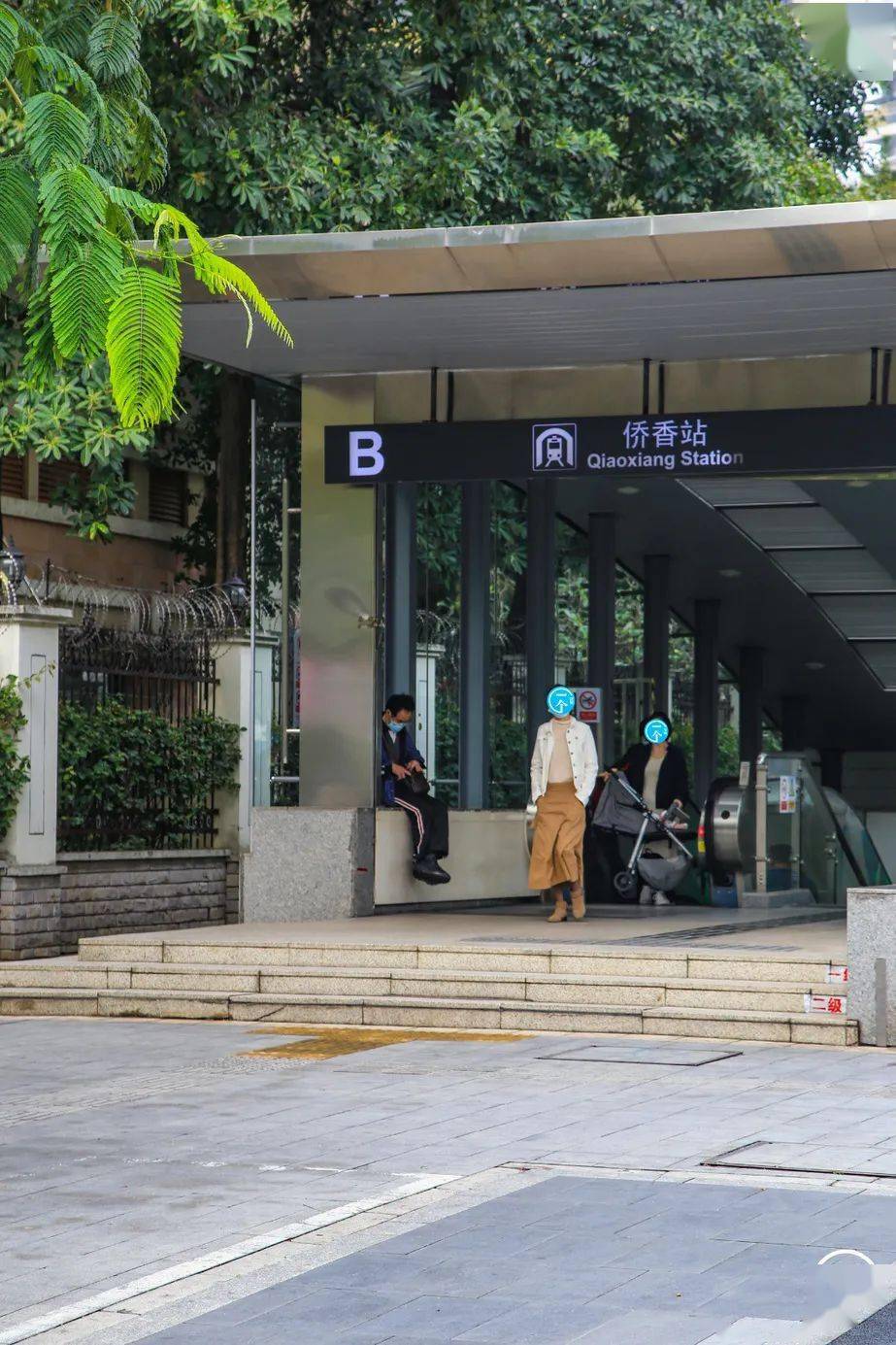 侨香村地理位置好, 交通便利.地铁和公交工具直接接驳.