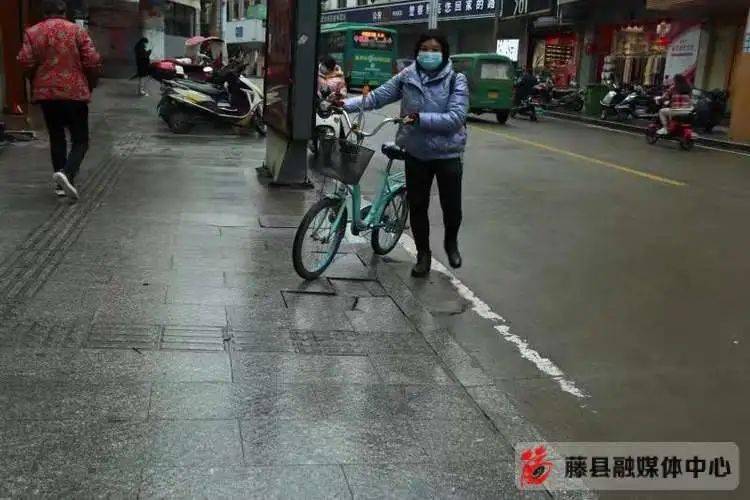 骑行博主夜间骑行遭遇“过路费”事件