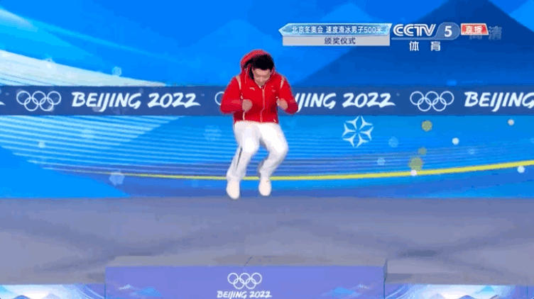 五星红旗|韩国运动员一个动作后，高亭宇跳上冠军领奖台！
