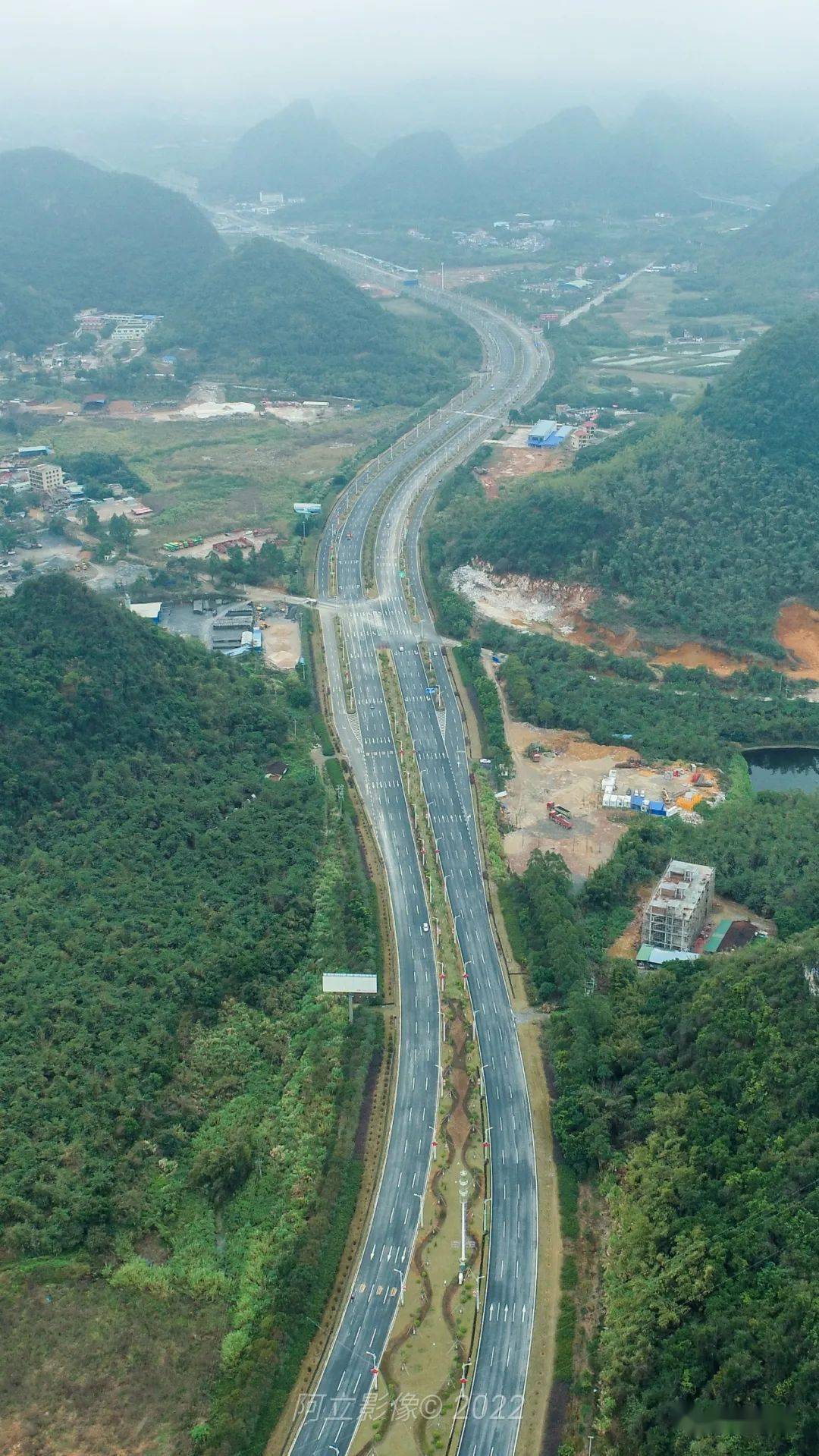 迎宾大道自西向东连接高铁英德西站,广乐高速英德出口,英浛公路,路旁
