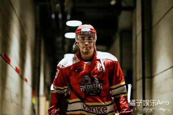 冰上大作战让人瞠目结舌叶劲光气质非凡堪称中国冰球第一人