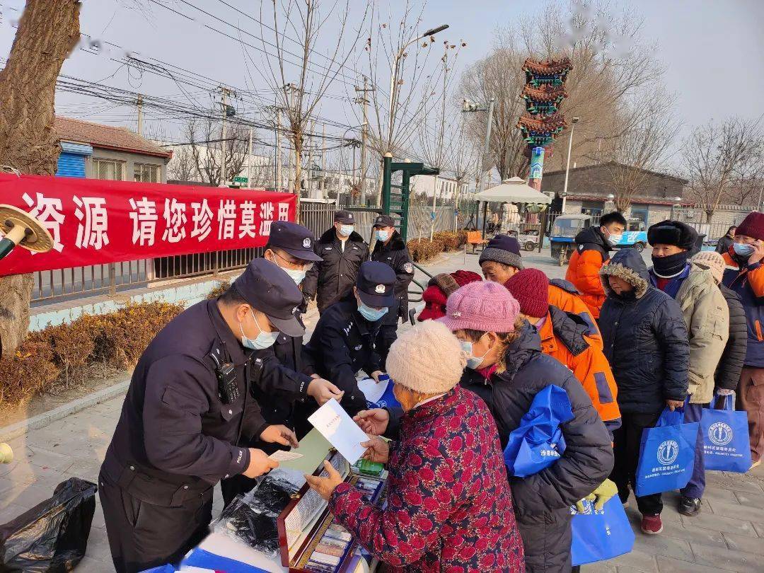 近日,潞城鎮綜治辦聯合甘棠派出所在小豆各莊村開展禁毒宣傳活動,將